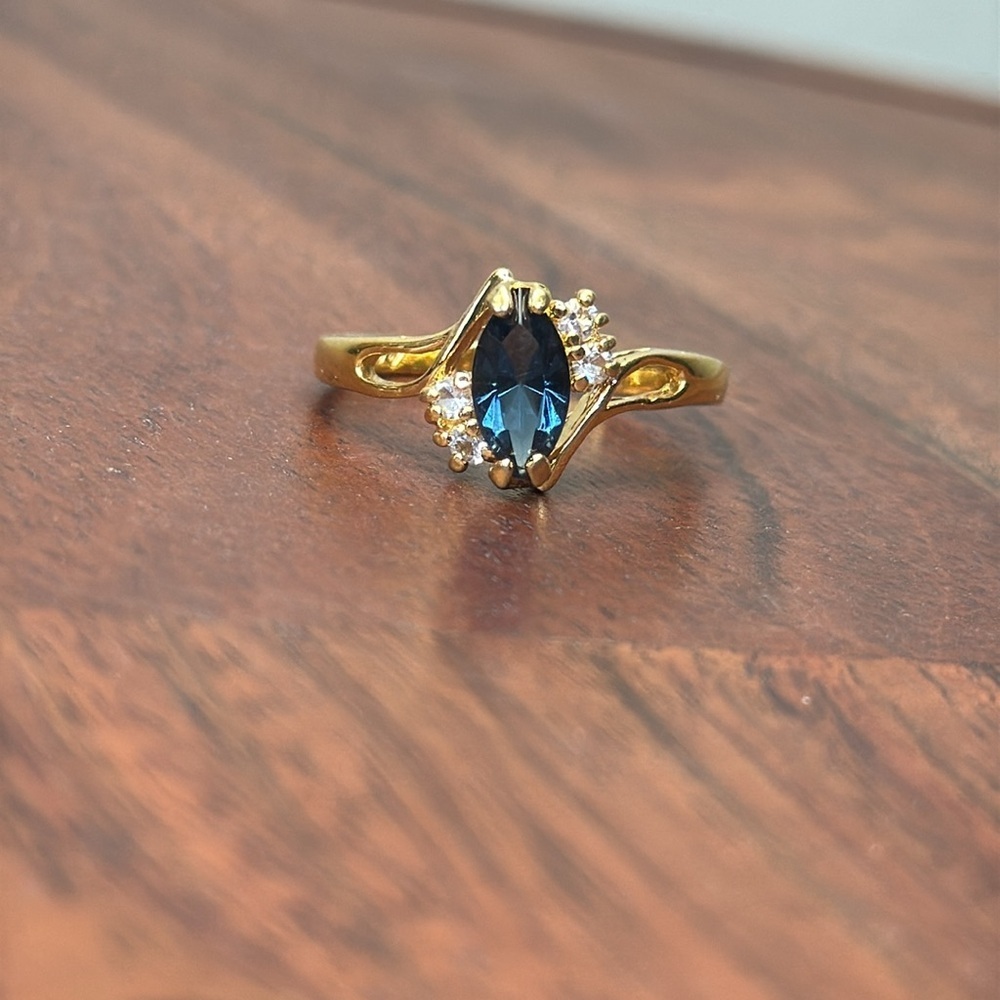 Vintage Gold & Blue Stone Ring - Picture 8 of 12